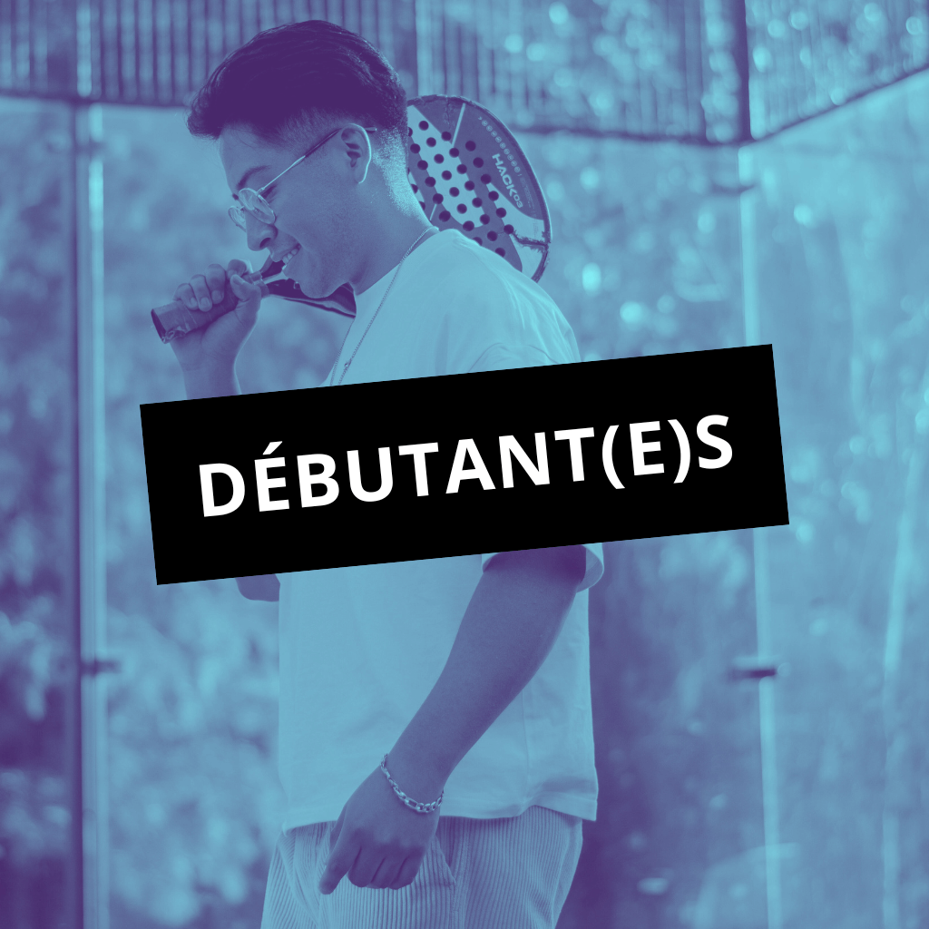 Un joueur débutant le padel dans une ambiance conviviale à Reims