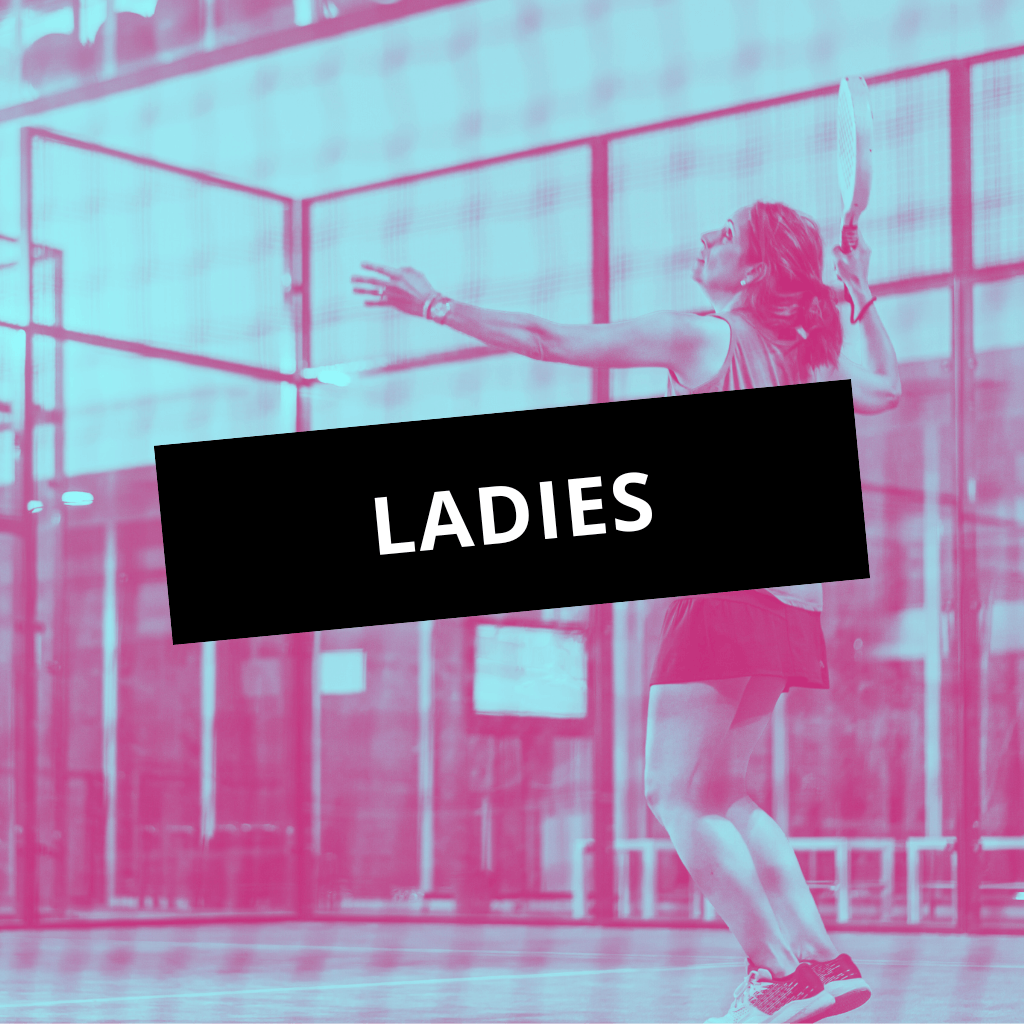 Une joueuse de padel en action sur le court, énergie et convivialité à Reims