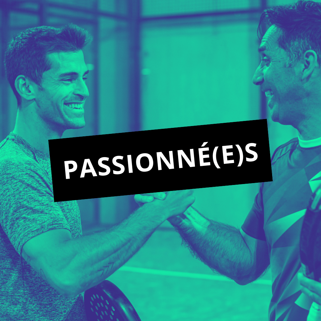 Un match de padel en double masculin, deux équipes s’affrontent sur le court à Reims